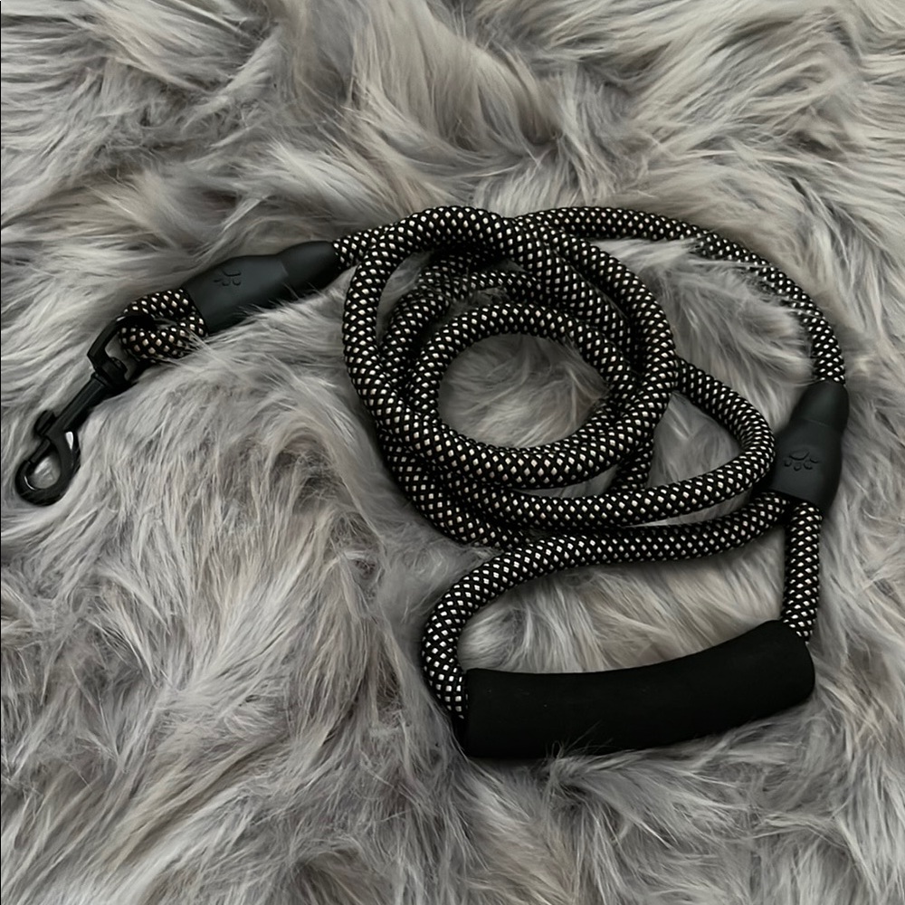 NWOT Durable Black and White Dog Leash
